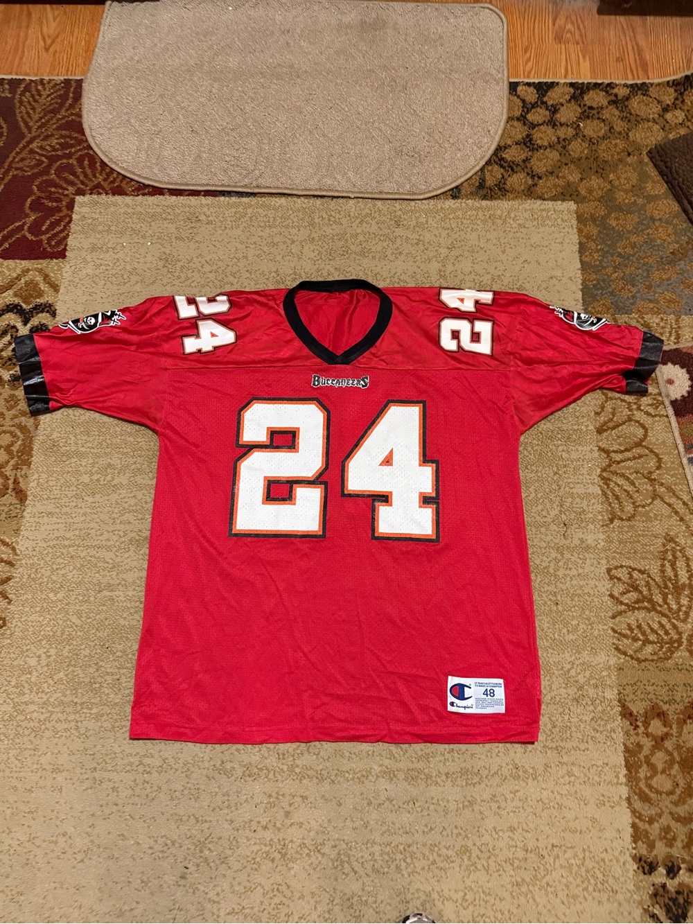 NFL vintage Tampa Bay Buccaneers football jersey size 48 champion